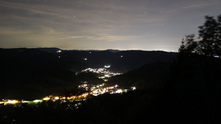 Dieses Bild zeigt eine Webcam-Aufnahme vom Achertal, aufgenommen am Donnerstag, den 15.10.2026 um 21:00 Uhr. Die Temperatur betrug 15.6°C.