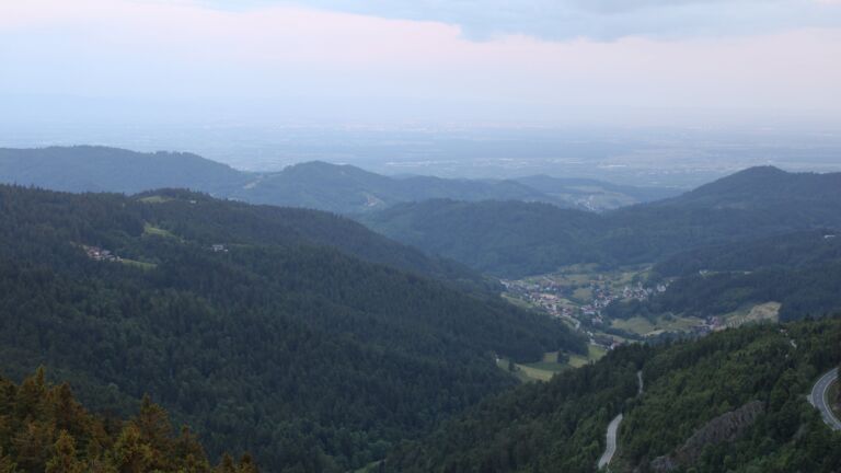 Dieses Bild zeigt eine Webcam-Aufnahme vom Achertal, aufgenommen am Dienstag, den 27.05.2025 um 05:40 Uhr. Die Temperatur betrug 7.2°C.