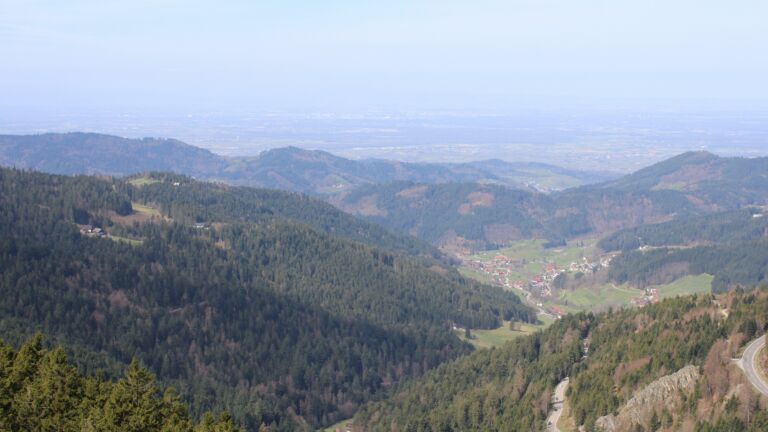 Dieses Bild zeigt eine Webcam-Aufnahme vom Achertal, aufgenommen am Montag, den 06.04.2026 um 11:30 Uhr. Die Temperatur betrug 9.8°C.