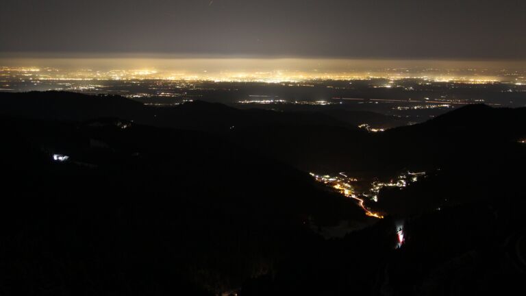 Dieses Bild zeigt eine Webcam-Aufnahme vom Achertal, aufgenommen am Freitag, den 21.11.2025 um 22:00 Uhr. Die Temperatur betrug -7.2°C.