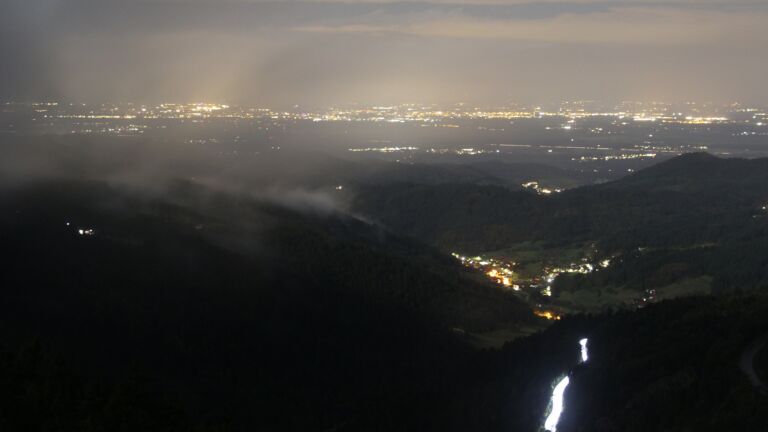 Dieses Bild zeigt eine Webcam-Aufnahme vom Achertal, aufgenommen am Samstag, den 04.10.2025 um 21:30 Uhr. Die Temperatur betrug 4°C.