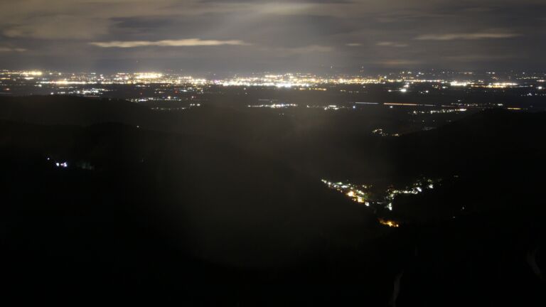 Dieses Bild zeigt eine Webcam-Aufnahme vom Achertal, aufgenommen am Montag, den 20.10.2025 um 23:30 Uhr. Die Temperatur betrug 8.9°C.