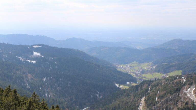 Dieses Bild zeigt eine Webcam-Aufnahme vom Achertal, aufgenommen am Freitag, den 03.04.2026 um 16:30 Uhr. Die Temperatur betrug 7°C.