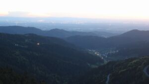 Dieses Bild zeigt eine Webcam-Aufnahme vom Achertal, aufgenommen am Freitag, den 01.05.2026 um 21:20 Uhr. Die Temperatur betrug 14.4°C.