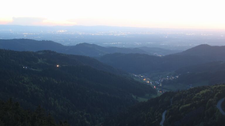 Dieses Bild zeigt eine Webcam-Aufnahme vom Achertal, aufgenommen am Freitag, den 01.05.2026 um 21:20 Uhr. Die Temperatur betrug 14.4°C.