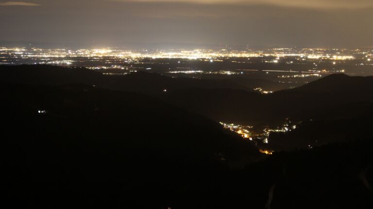 Dieses Bild zeigt eine Webcam-Aufnahme vom Achertal, aufgenommen am Samstag, den 15.11.2025 um 20:30 Uhr. Die Temperatur betrug 7.8°C.