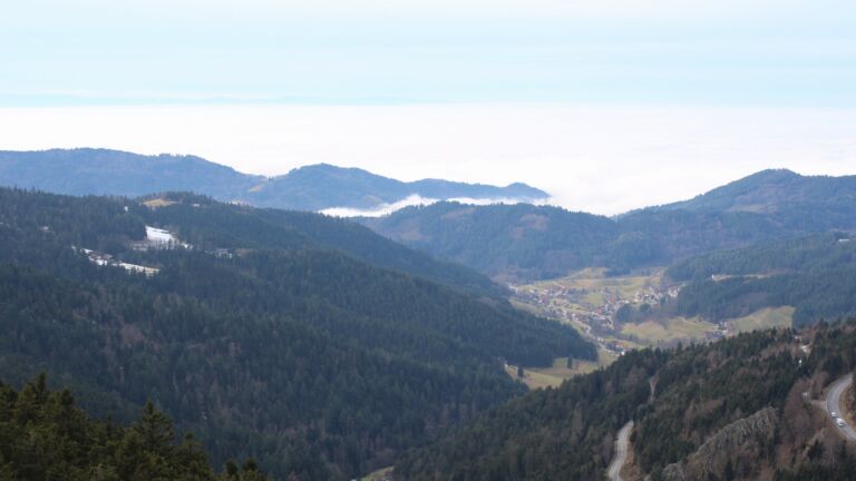 Dieses Bild zeigt eine Webcam-Aufnahme vom Achertal, aufgenommen am Mittwoch, den 04.02.2026 um 13:40 Uhr. Die Temperatur betrug 2.1°C.