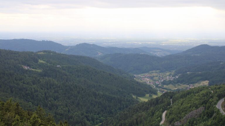 Dieses Bild zeigt eine Webcam-Aufnahme vom Achertal, aufgenommen am Dienstag, den 27.05.2025 um 18:20 Uhr. Die Temperatur betrug 12°C.