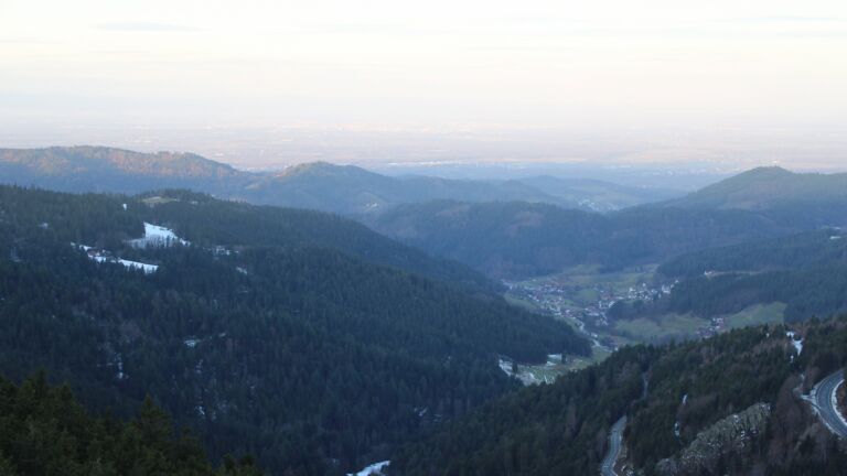 Dieses Bild zeigt eine Webcam-Aufnahme vom Achertal, aufgenommen am Freitag, den 16.01.2026 um 08:40 Uhr. Die Temperatur betrug 5.1°C.