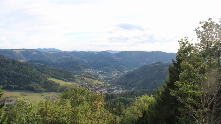 Dieses Bild zeigt eine Webcam-Aufnahme vom Achertal, aufgenommen am Freitag, den 28.08.2026 um 18:50 Uhr. Die Temperatur betrug 21.1°C.