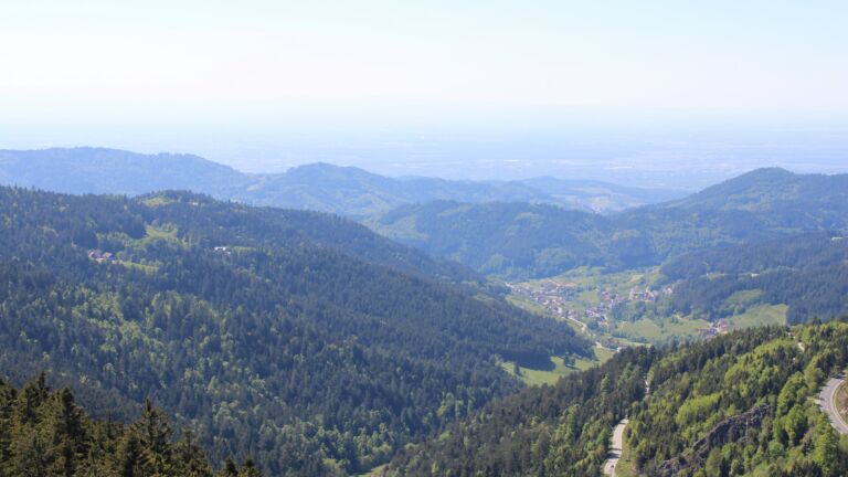 Dieses Bild zeigt eine Webcam-Aufnahme vom Achertal, aufgenommen am Samstag, den 10.05.2025 um 15:30 Uhr. Die Temperatur betrug 13.8°C.