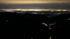 Dieses Bild zeigt eine Webcam-Aufnahme vom Achertal, aufgenommen am Sonntag, den 30.11.2025 um 01:00 Uhr. Die Temperatur betrug 7°C.