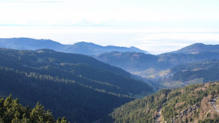 Dieses Bild zeigt eine Webcam-Aufnahme vom Achertal, aufgenommen am Mittwoch, den 03.12.2025 um 13:30 Uhr. Die Temperatur betrug 6.1°C.