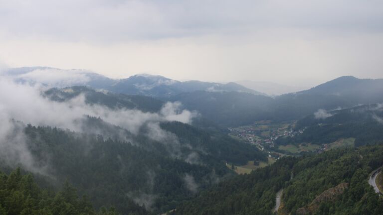 Dieses Bild zeigt eine Webcam-Aufnahme vom Achertal, aufgenommen am Montag, den 14.07.2025 um 14:50 Uhr. Die Temperatur betrug 13.8°C.