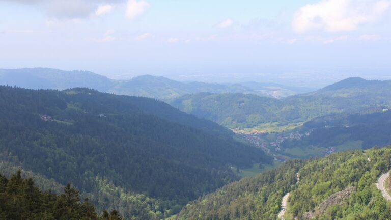 Dieses Bild zeigt eine Webcam-Aufnahme vom Achertal, aufgenommen am Freitag, den 08.05.2026 um 13:20 Uhr. Die Temperatur betrug 12.2°C.