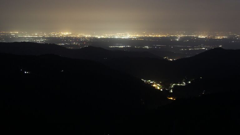 Dieses Bild zeigt eine Webcam-Aufnahme vom Achertal, aufgenommen am Mittwoch, den 13.08.2025 um 22:10 Uhr. Die Temperatur betrug 23.9°C.