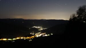 Dieses Bild zeigt eine Webcam-Aufnahme vom Achertal, aufgenommen am Samstag, den 11.07.2026 um 23:30 Uhr. Die Temperatur betrug 22.4°C.