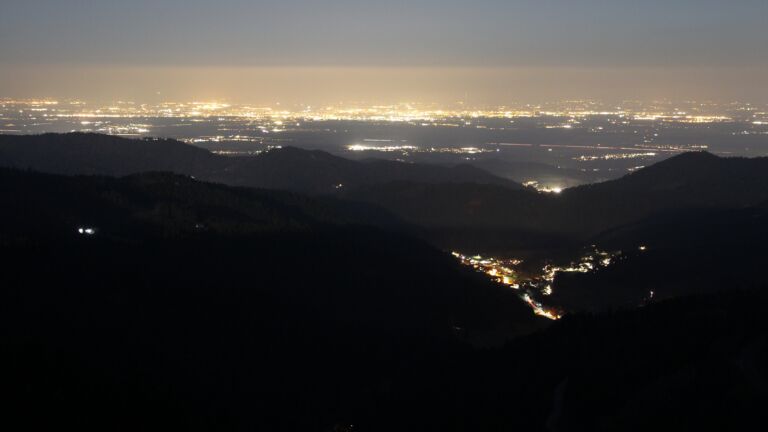 Dieses Bild zeigt eine Webcam-Aufnahme vom Achertal, aufgenommen am Mittwoch, den 04.03.2026 um 20:30 Uhr. Die Temperatur betrug 5.7°C.