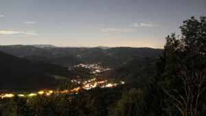 Dieses Bild zeigt eine Webcam-Aufnahme vom Achertal, aufgenommen am Mittwoch, den 23.09.2026 um 22:30 Uhr. Die Temperatur betrug 15.1°C.