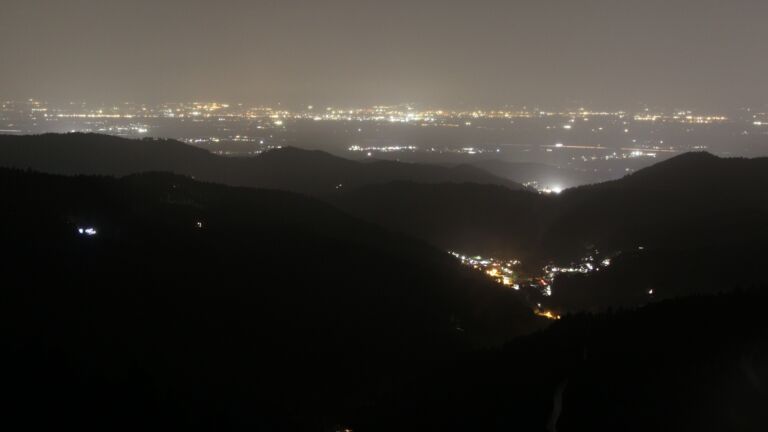 Dieses Bild zeigt eine Webcam-Aufnahme vom Achertal, aufgenommen am Freitag, den 14.11.2025 um 20:30 Uhr. Die Temperatur betrug 12.7°C.