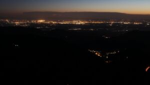 Dieses Bild zeigt eine Webcam-Aufnahme vom Achertal, aufgenommen am Freitag, den 01.05.2026 um 22:00 Uhr. Die Temperatur betrug 14°C.