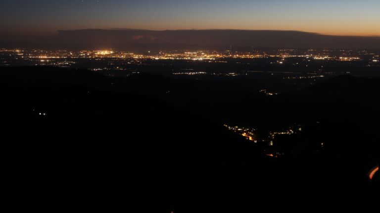 Dieses Bild zeigt eine Webcam-Aufnahme vom Achertal, aufgenommen am Freitag, den 01.05.2026 um 22:00 Uhr. Die Temperatur betrug 14°C.