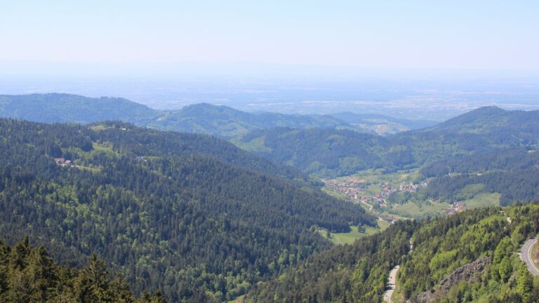 Dieses Bild zeigt eine Webcam-Aufnahme vom Achertal, aufgenommen am Samstag, den 10.05.2025 um 13:50 Uhr. Die Temperatur betrug 13.2°C.