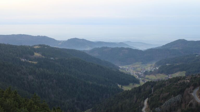 Dieses Bild zeigt eine Webcam-Aufnahme vom Achertal, aufgenommen am Samstag, den 20.12.2025 um 15:50 Uhr. Die Temperatur betrug 9.3°C.