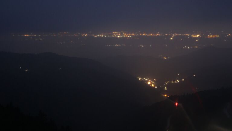Dieses Bild zeigt eine Webcam-Aufnahme vom Achertal, aufgenommen am Samstag, den 07.06.2025 um 22:40 Uhr. Die Temperatur betrug 9.7°C.