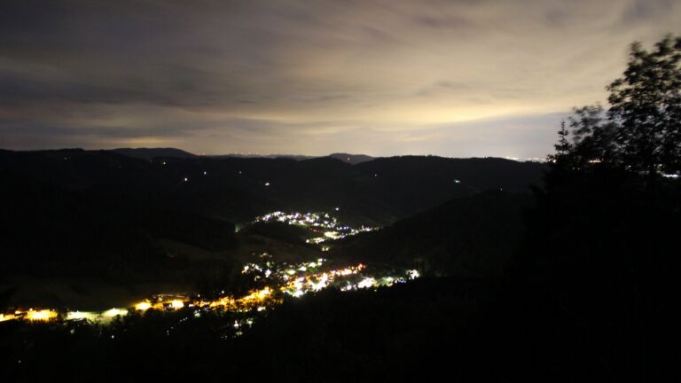 Dieses Bild zeigt eine Webcam-Aufnahme vom Achertal, aufgenommen am Samstag, den 06.06.2026 um 23:10 Uhr. Die Temperatur betrug 13.9°C.