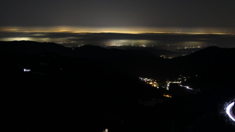 Dieses Bild zeigt eine Webcam-Aufnahme vom Achertal, aufgenommen am Samstag, den 22.11.2025 um 00:30 Uhr. Die Temperatur betrug -7.2°C.