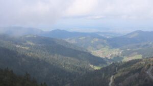 Dieses Bild zeigt eine Webcam-Aufnahme vom Achertal, aufgenommen am Dienstag, den 22.04.2025 um 11:30 Uhr. Die Temperatur betrug 9°C.