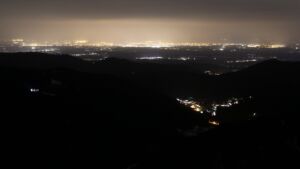 Dieses Bild zeigt eine Webcam-Aufnahme vom Achertal, aufgenommen am Donnerstag, den 15.01.2026 um 00:00 Uhr. Die Temperatur betrug 5.2°C.