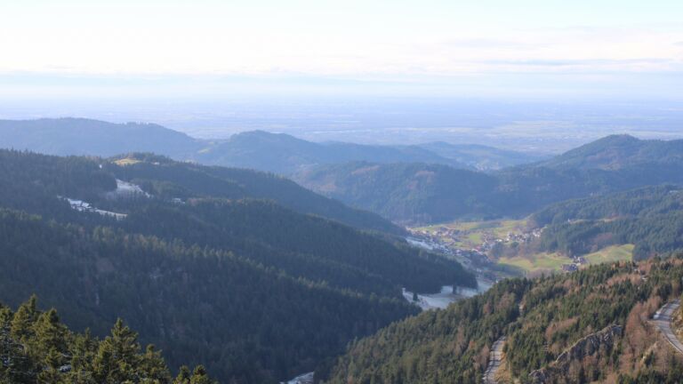 Dieses Bild zeigt eine Webcam-Aufnahme vom Achertal, aufgenommen am Mittwoch, den 19.11.2025 um 14:30 Uhr. Die Temperatur betrug -0.1°C.