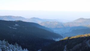 Dieses Bild zeigt eine Webcam-Aufnahme vom Achertal, aufgenommen am Samstag, den 27.12.2025 um 09:30 Uhr. Die Temperatur betrug 2.3°C.