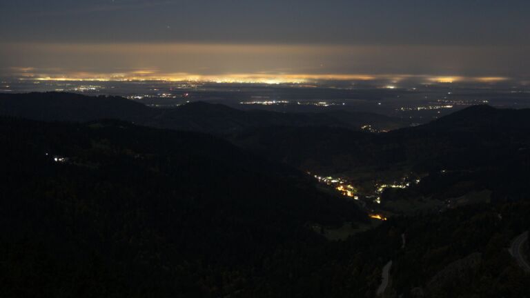 Dieses Bild zeigt eine Webcam-Aufnahme vom Achertal, aufgenommen am Sonntag, den 12.10.2025 um 04:00 Uhr. Die Temperatur betrug 6.1°C.