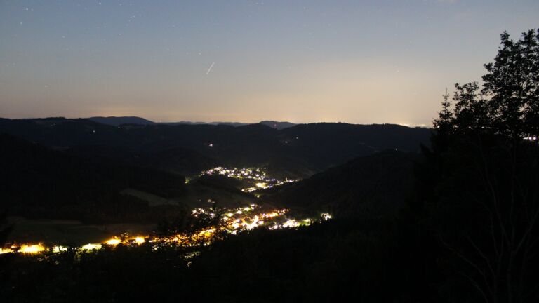Dieses Bild zeigt eine Webcam-Aufnahme vom Achertal, aufgenommen am Mittwoch, den 01.07.2026 um 23:20 Uhr. Die Temperatur betrug 18.4°C.