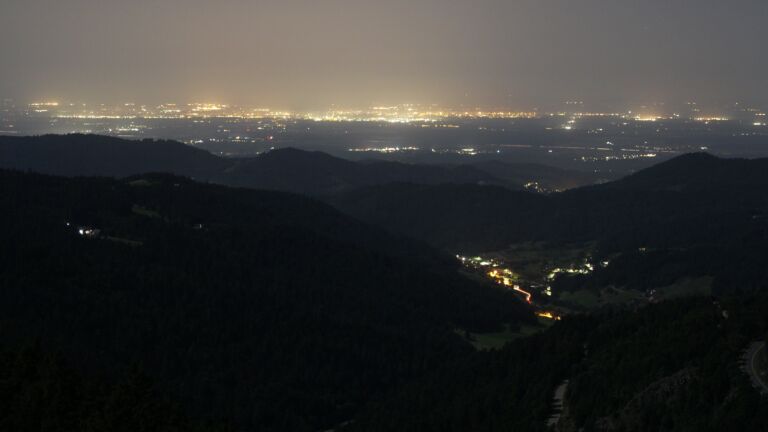 Dieses Bild zeigt eine Webcam-Aufnahme vom Achertal, aufgenommen am Mittwoch, den 13.08.2025 um 04:20 Uhr. Die Temperatur betrug 21.6°C.