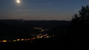 Dieses Bild zeigt eine Webcam-Aufnahme vom Achertal, aufgenommen am Donnerstag, den 23.07.2026 um 22:30 Uhr. Die Temperatur betrug 15.6°C.