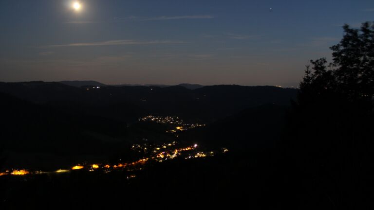Dieses Bild zeigt eine Webcam-Aufnahme vom Achertal, aufgenommen am Donnerstag, den 23.07.2026 um 22:30 Uhr. Die Temperatur betrug 15.6°C.