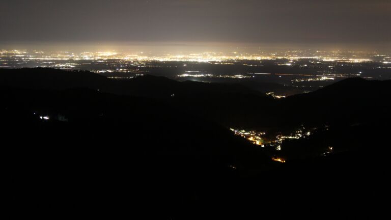 Dieses Bild zeigt eine Webcam-Aufnahme vom Achertal, aufgenommen am Dienstag, den 11.11.2025 um 21:00 Uhr. Die Temperatur betrug 7.8°C.