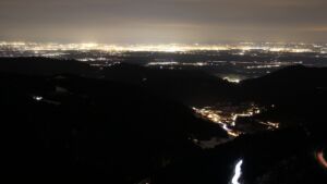 Dieses Bild zeigt eine Webcam-Aufnahme vom Achertal, aufgenommen am Dienstag, den 13.01.2026 um 19:30 Uhr. Die Temperatur betrug 6.5°C.