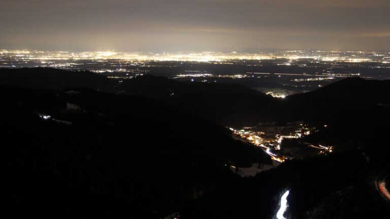 Dieses Bild zeigt eine Webcam-Aufnahme vom Achertal, aufgenommen am Dienstag, den 13.01.2026 um 19:30 Uhr. Die Temperatur betrug 6.5°C.