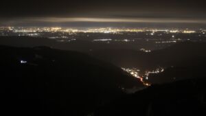 Dieses Bild zeigt eine Webcam-Aufnahme vom Achertal, aufgenommen am Sonntag, den 23.11.2025 um 20:30 Uhr. Die Temperatur betrug 0.3°C.