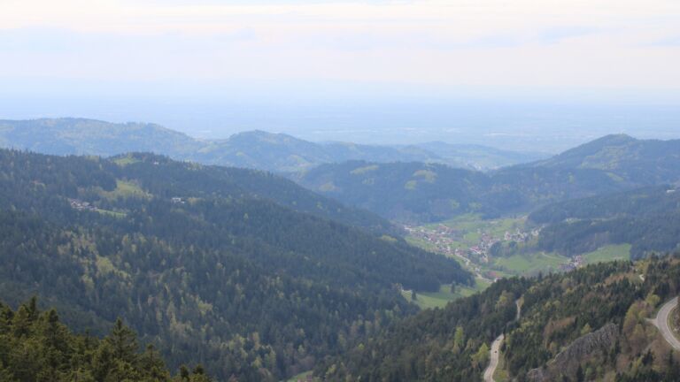 Dieses Bild zeigt eine Webcam-Aufnahme vom Achertal, aufgenommen am Samstag, den 18.04.2026 um 16:10 Uhr. Die Temperatur betrug 15°C.