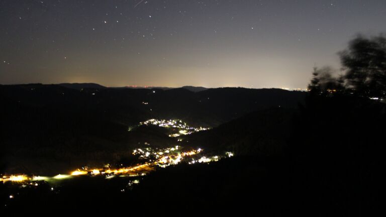 Dieses Bild zeigt eine Webcam-Aufnahme vom Achertal, aufgenommen am Mittwoch, den 12.08.2026 um 22:30 Uhr. Die Temperatur betrug 24°C.