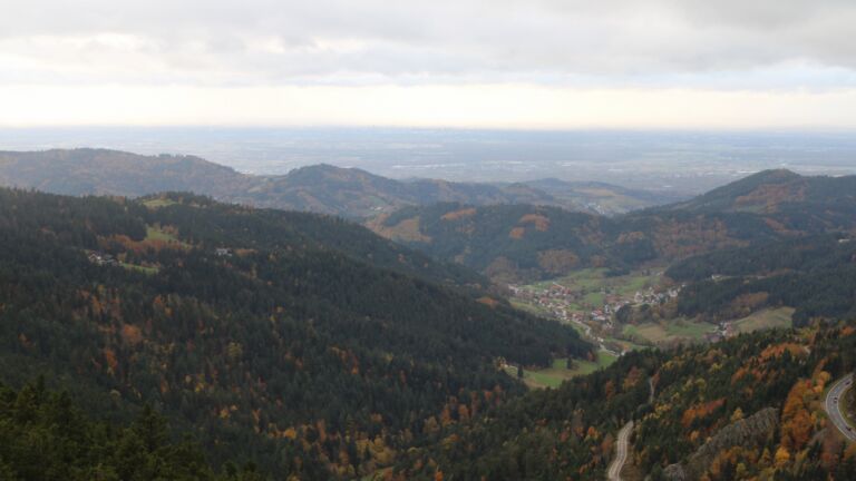 Dieses Bild zeigt eine Webcam-Aufnahme vom Achertal, aufgenommen am Donnerstag, den 23.10.2025 um 17:10 Uhr. Die Temperatur betrug 4.9°C.