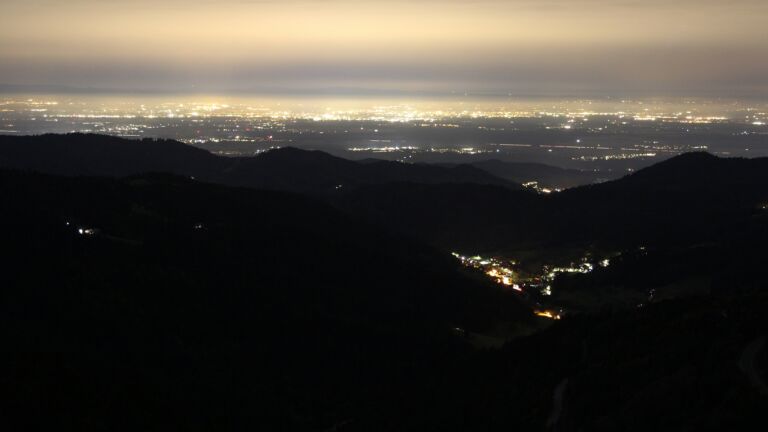 Dieses Bild zeigt eine Webcam-Aufnahme vom Achertal, aufgenommen am Freitag, den 03.10.2025 um 21:00 Uhr. Die Temperatur betrug 9.2°C.