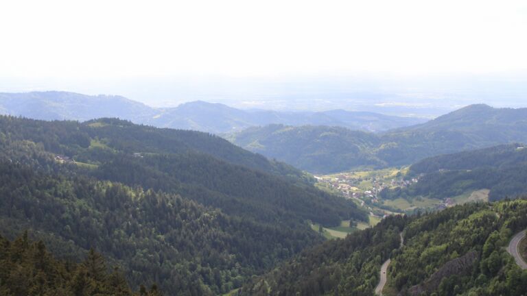 Dieses Bild zeigt eine Webcam-Aufnahme vom Achertal, aufgenommen am Freitag, den 16.05.2025 um 18:20 Uhr. Die Temperatur betrug 10.1°C.