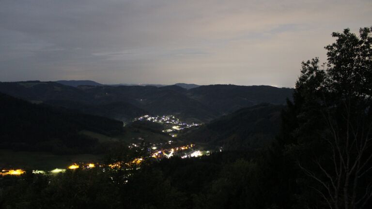 Dieses Bild zeigt eine Webcam-Aufnahme vom Achertal, aufgenommen am Donnerstag, den 01.10.2026 um 01:00 Uhr. Die Temperatur betrug 20.2°C.